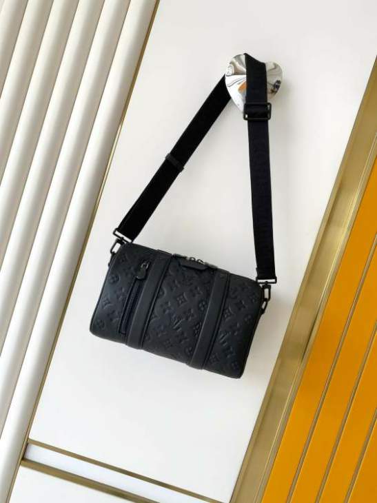 Picture of Louis Vuitton Mens Bags _SKUfw216499124fw